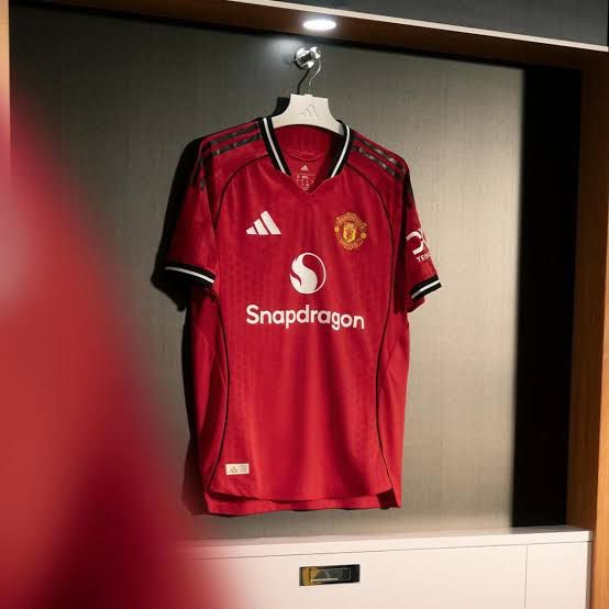 Short sleeve Manchester United home kit 2025/26