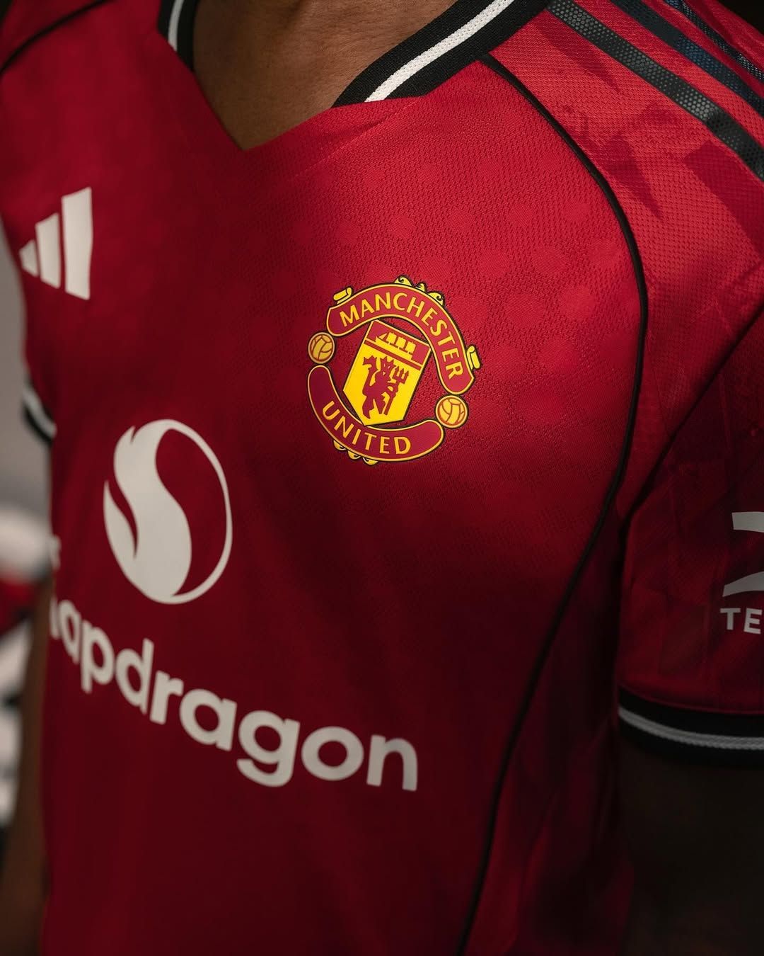 Short sleeve Manchester United home kit 2025/26