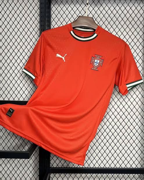 Short sleeve Portugal home kit (2025/26)