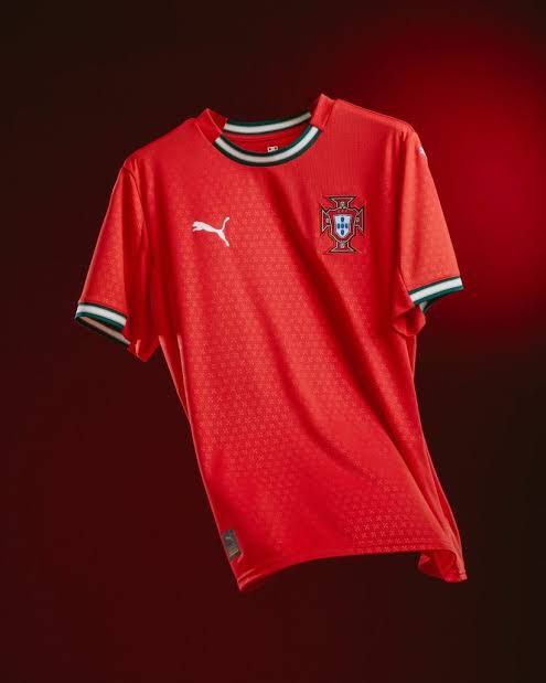 Short sleeve Portugal home kit (2025/26)
